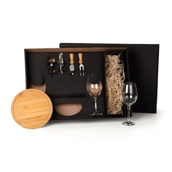 Kit para queijo e vinho. Conta com tábua para queijo/petiscos, duas facas, sendo uma com ponta e outra reta, garfo e espátula em bambu/inox; Duas taças para vinho em vidro; Abridor e tampão em Metal; Espaço para garrafa com palha (NÃO ACOMPANHA GARRAFA). Estão perfeitamente acomodados em uma caixa para presentear.