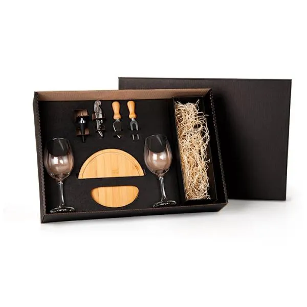 Kit para queijo e vinho. Conta com tábua para queijo/petiscos, duas facas, sendo uma com ponta e outra reta, garfo e espátula em bambu/inox; Duas taças para vinho em vidro; Abridor e tampão em Metal; Espaço para garrafa com palha (NÃO ACOMPANHA GARRAFA). Estão perfeitamente acomodados em uma caixa para presentear.