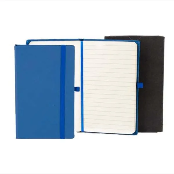 Caderno para anotações azul com capa dura. Conta com 80 folhas pautadas, marcador de página, porta caneta e elástico para fechamento. Gramatura da folha de 70 g/m2.