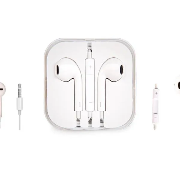 Fone de ouvido branco com microfone, controle de volume e estojo plástico. Conta com cabo de 1m e conector 3.5mm (P2, o mais comum para celulares, tablets e etc). Obs: os controles de volume funcionam apenas para celulares da Apple.