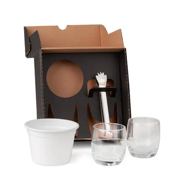 Kit para whisky. Conta com dois copos para whisky em vidro, pegador para gelo em aço inox e balde para gelo 750 ml em alumínio branco.