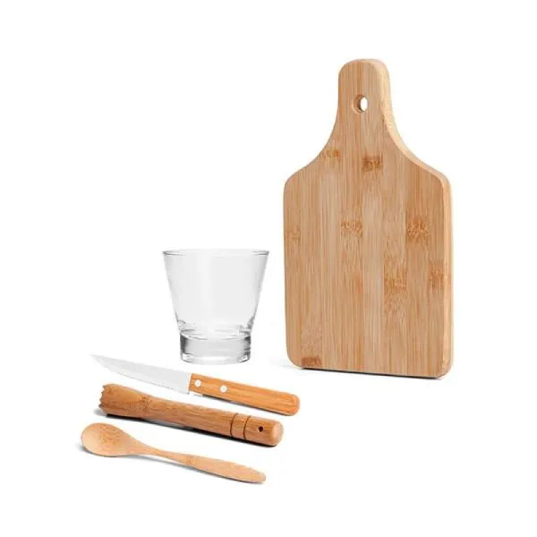 Conjunto composto por quatro acessórios para Caipirinha, sendo um copo em vidro de 350ml; socador/pilão e tábua pequena em bambu com cabo e orifício para pendurá-lo em ganchos e facilitar seu uso. Acompanha também uma faca para frutas de 4” em Madeira/Inox.