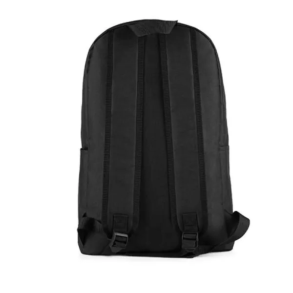 Mochila preta confeccionada em Polyester 600D. Conta com bolso principal com zíper duplo cursor, bolso frontal em zíper diagonal, dois bolsos laterais, divisória para notebook, alças ajustáveis e alça de mão.