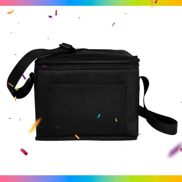 Bolsa Térmica preta em Polyester 600D/PEVA - não impermeável. Conta com alça ajustável, bolso frontal e fechamento em zíper. Forro interno cinza feito de PEVA. Tempo de Conservação aproximado: Frio 10 horas / Quente 3 horas.