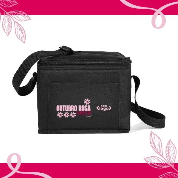 Bolsa Térmica preta em Polyester 600D/PEVA - não impermeável. Conta com alça ajustável, bolso frontal e fechamento em zíper. Forro interno cinza feito de PEVA. Tempo de Conservação aproximado: Frio 10 horas / Quente 3 horas.