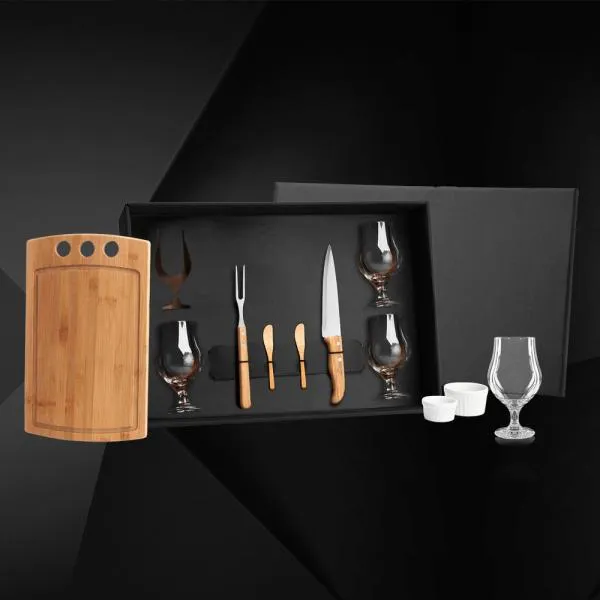 Kit para Churrasco, Petisco e Cerveja. Conta com tábua três furos e duas espátulas em Bambu; faca 7'' em Bambu/Inox e garfo trinchante em Madeira/Inox. dois ramekins em porcelana; quatro taças de Cerveja em vidro. Como cortesia, na faca 7 fazemos uma gravação com os cortes do boi.