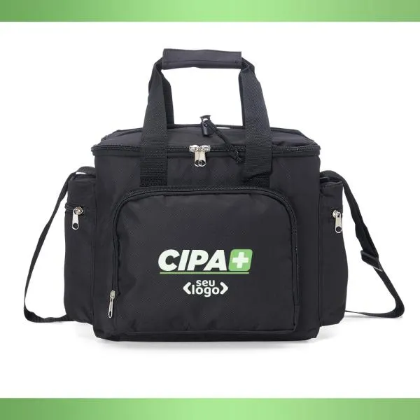 Bolsa Térmica preta em Polyester 600D, 300D e PEVA. Conta com alças de mão, alça de ombro, bolso frontal com zíper, dois bolsos laterais com zíper, elástico superior trançado. Forro interno branco feito de PEVA, atóxico e mais sustentável que o PVC. Tempo de Conservação aproximado: Frio 10 horas / Quente 3 horas.