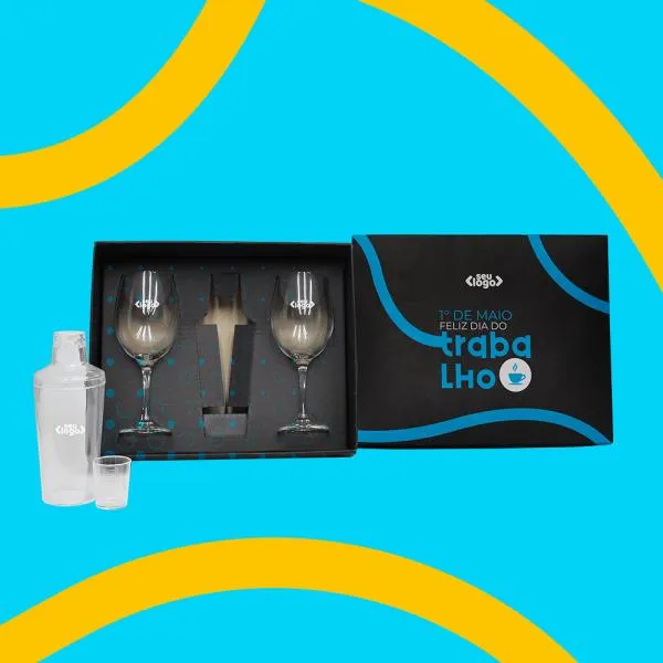 Kit composto por coqueteleira em plástico PS (poliestireno) com tampa, coador, dosador em ml e oz. Conta também com duas taças em vidro com capacidade de 490 ml cada uma.