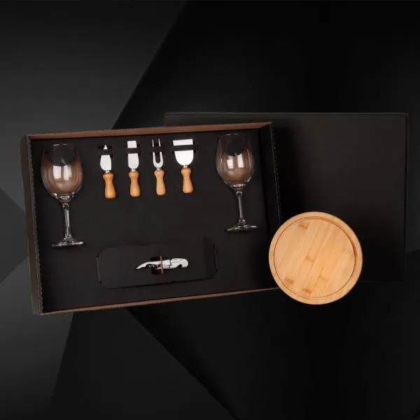 Kit para queijo e vinho. Conta com tábua para queijo/petiscos; Duas facas, sendo, uma com ponta e outra reta, garfo e espátula em madeira/inox; Duas taças para vinho em vidro; Abridor em metal. Estão perfeitamente acomodados em uma caixa para presentear.