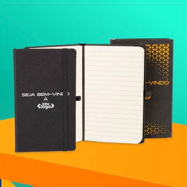 Caderno para anotações preto com capa dura. Conta com 80 folhas pautadas, marcador de página, porta caneta e elástico para fechamento. Gramatura da folha de 70 g/m2.