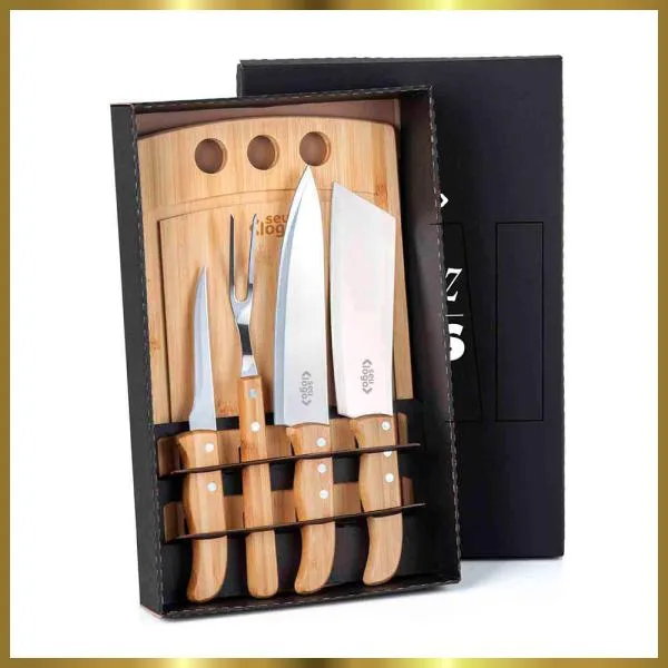 Conjunto para Cozinha. Composto por tábua com três furos em Bambu; garfo trinchante e cutelo 6 em Bambu/Inox. Acompanha também uma faca 8 e faca 5 para desossar em Madeixa/Inox. Como cortesia, na faca 8 fazemos uma gravação com os cortes do boi.