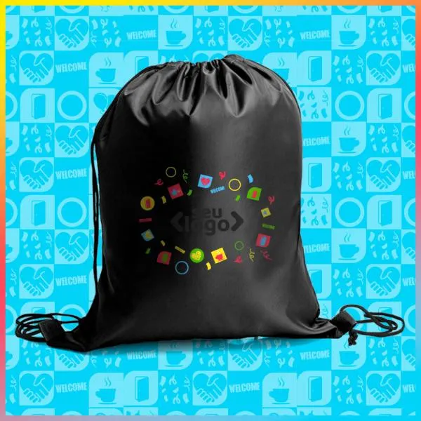 Mochila sacola em Nylon 420 preta. Conta com alças para as costas tipo cordão e cantos reforçados.