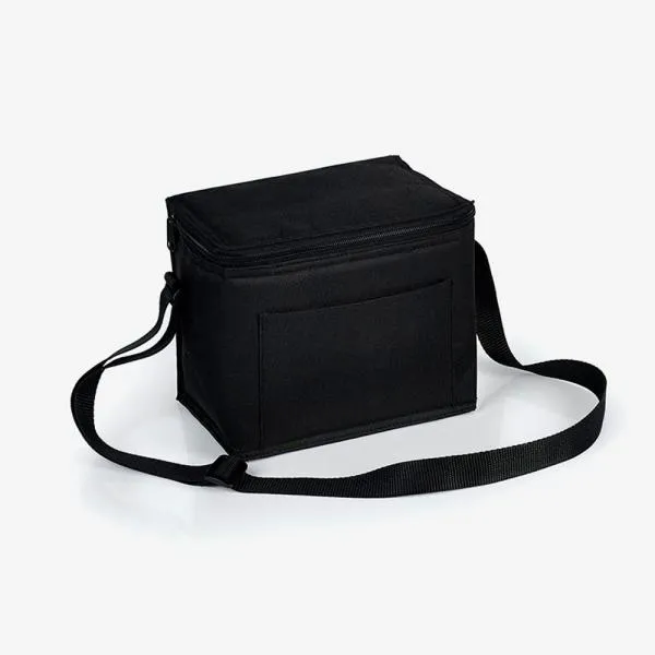 Bolsa Térmica preta em Polyester 600D/PEVA - não impermeável. Conta com alça ajustável, bolso frontal e fechamento em zíper. Forro interno cinza feito de PEVA. Tempo de Conservação aproximado: Frio 10 horas / Quente 3 horas.