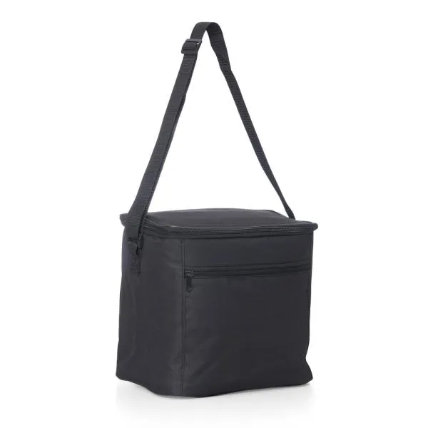 Bolsa Térmica preta em Polyester 600D, 300D e PEVA. Conta com alças de mão, tampa com zíper duplo cursor e bolso frontal com zíper. Tempo de Conservação aproximado: Frio 10 horas / Quente 3 horas.