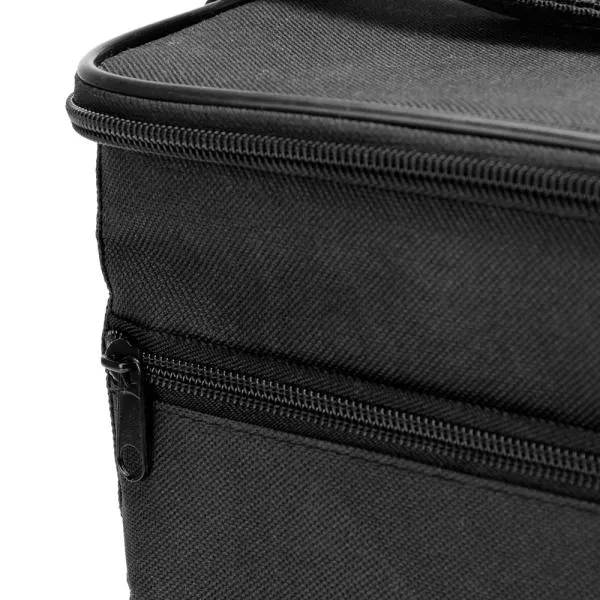 Bolsa Térmica preta em Polyester 600D, 300D e PEVA. Conta com alças de mão, tampa com zíper duplo cursor e bolso frontal com zíper. Tempo de Conservação aproximado: Frio 10 horas / Quente 3 horas.