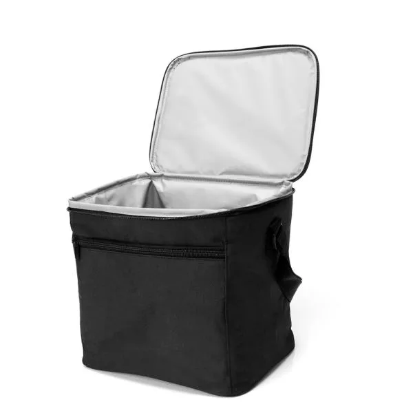 Bolsa Térmica preta em Polyester 600D, 300D e PEVA. Conta com alças de mão, tampa com zíper duplo cursor e bolso frontal com zíper. Tempo de Conservação aproximado: Frio 10 horas / Quente 3 horas.