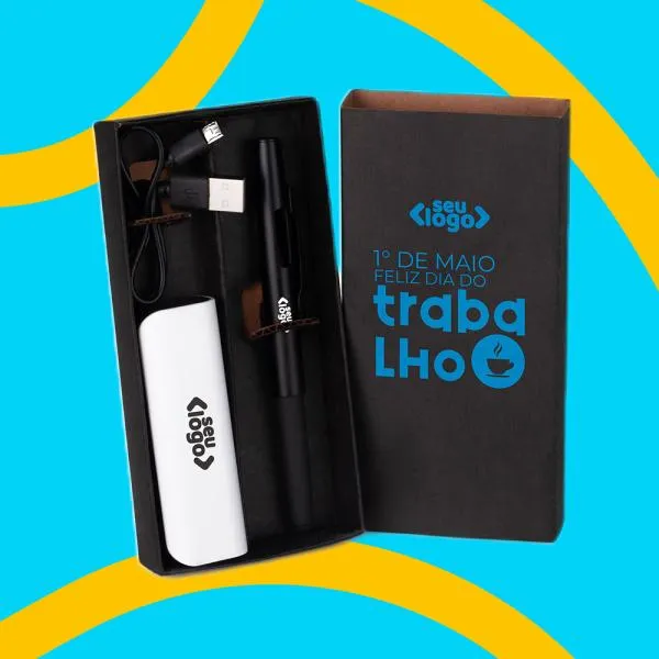 Carregador portátil USB em plástico ABS para celular/smartphone/tablet com capacidade: 1.800mAh. Conta também com caneta esferográfica em ABS preta.