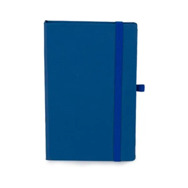 Caderno para anotações azul com capa dura. Conta com 80 folhas pautadas, marcador de página, porta caneta e elástico para fechamento. Gramatura da folha de 70 g/m2.