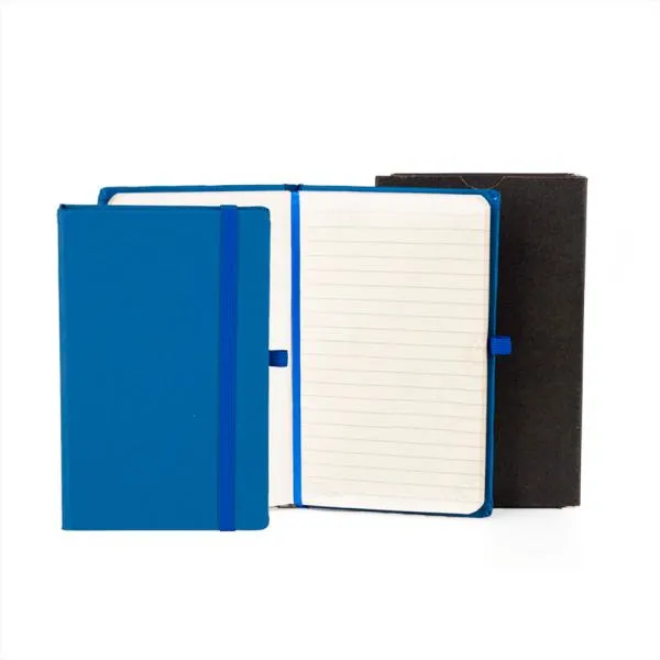 Caderno para anotações azul com capa dura. Conta com 80 folhas pautadas, marcador de página, porta caneta e elástico para fechamento. Gramatura da folha de 70 g/m2.