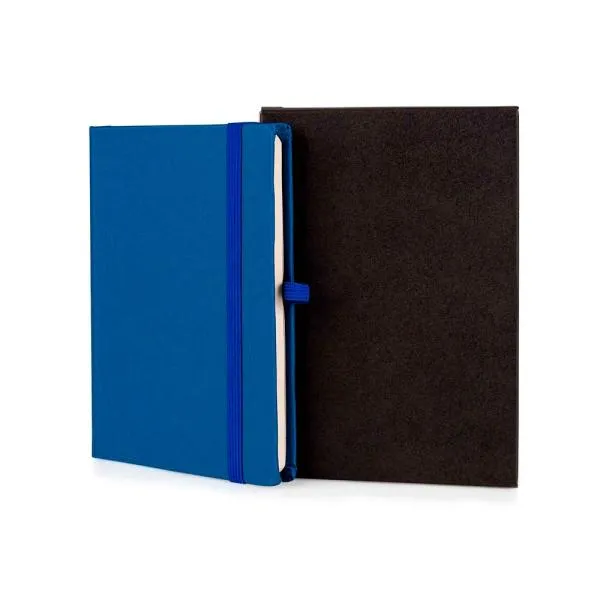 Caderno para anotações azul com capa dura. Conta com 80 folhas pautadas, marcador de página, porta caneta e elástico para fechamento. Gramatura da folha de 70 g/m2.