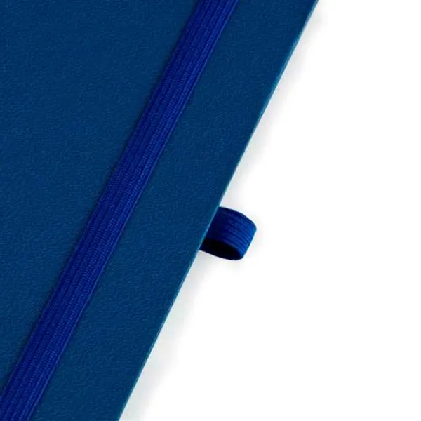 Caderno para anotações azul com capa dura. Conta com 80 folhas pautadas, marcador de página, porta caneta e elástico para fechamento. Gramatura da folha de 70 g/m2.