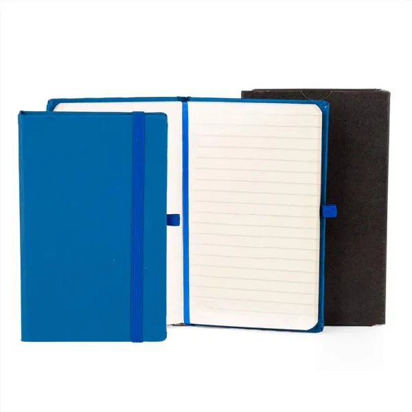 Caderno para anotações azul com capa dura. Conta com 80 folhas pautadas, marcador de página, porta caneta e elástico para fechamento. Gramatura da folha de 70 g/m2.