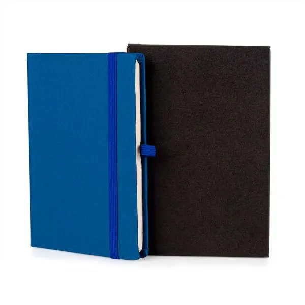 Caderno para anotações azul com capa dura. Conta com 80 folhas pautadas, marcador de página, porta caneta e elástico para fechamento. Gramatura da folha de 70 g/m2.