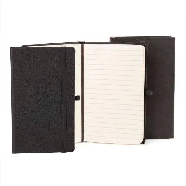 Caderno para anotações preto com capa dura. Conta com 80 folhas pautadas, marcador de página, porta caneta e elástico para fechamento. Gramatura da folha de 70 g/m2.