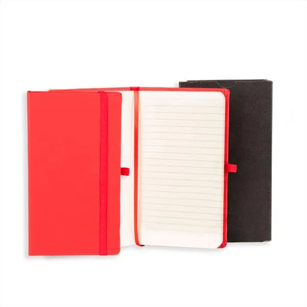 Caderno para anotações vermelho com capa dura. Conta com 80 folhas pautadas, marcador de página, porta caneta e elástico para fechamento. Gramatura da folha de 70 g/m2.