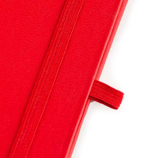 Caderno para anotações vermelho com capa dura. Conta com 80 folhas pautadas, marcador de página, porta caneta e elástico para fechamento. Gramatura da folha de 70 g/m2.