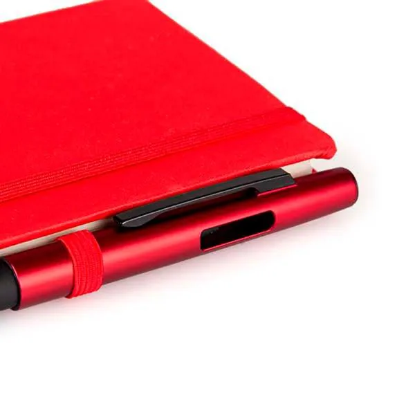 Caderno para anotações vermelho com capa dura. Conta com 80 folhas pautadas, marcador de página, porta caneta e elástico para fechamento. Gramatura da folha de 70 g/m2.