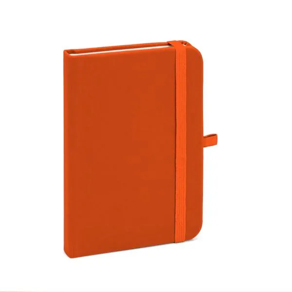 Caderno para anotações laranja com capa dura. Conta com 80 folhas pautadas, porta caneta e elástico para fechamento. Gramatura da folha de 70 g/m2 com 15x9 cm.