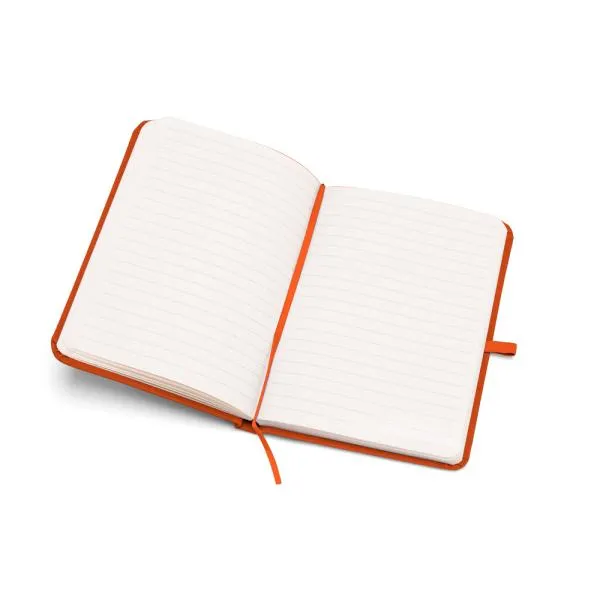 Caderno para anotações laranja com capa dura. Conta com 80 folhas pautadas, porta caneta e elástico para fechamento. Gramatura da folha de 70 g/m2 com 15x9 cm.