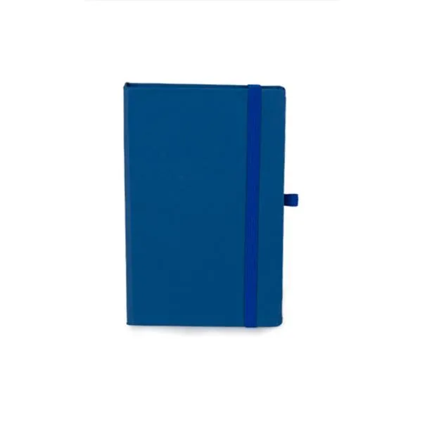 Caderno para anotações azul com capa dura. Conta com 80 folhas não pautadas, marcador de página, porta caneta e elástico para fechamento. Gramatura da folha de 70 g/m2.