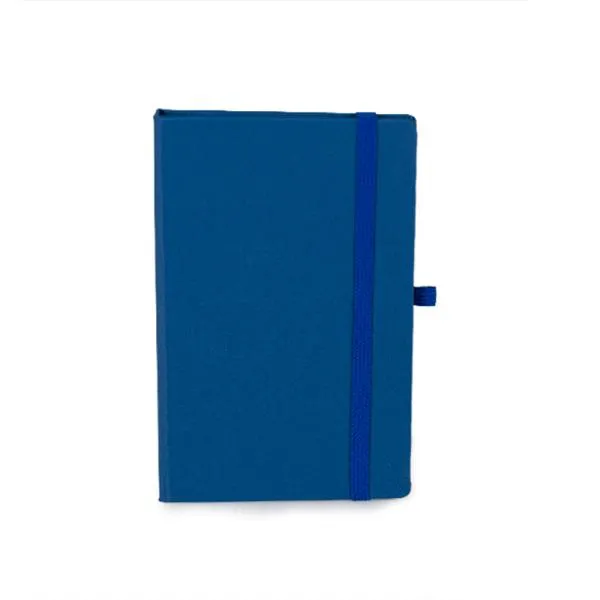 Caderno para anotações azul com capa dura. Conta com 80 folhas não pautadas, marcador de página, porta caneta e elástico para fechamento. Gramatura da folha de 70 g/m2.