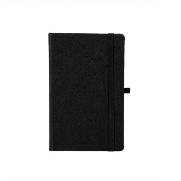 Caderno para anotações preto com capa dura. Conta com 80 folhas não pautadas, marcador de página, porta caneta e elástico para fechamento. Gramatura da folha de 70 g/m2.