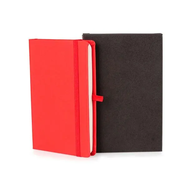 Caderno para anotações vermelho com capa dura. Conta com 80 folhas não pautadas, marcador de página, porta caneta e elástico para fechamento. Gramatura da folha de 70 g/m2.