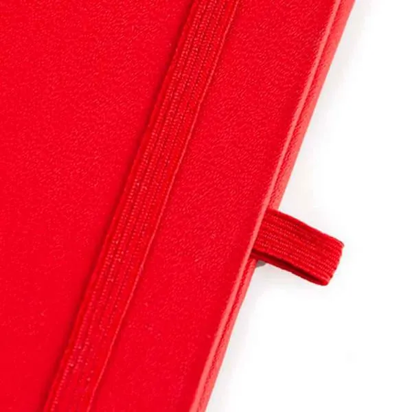 Caderno para anotações vermelho com capa dura. Conta com 80 folhas não pautadas, marcador de página, porta caneta e elástico para fechamento. Gramatura da folha de 70 g/m2.