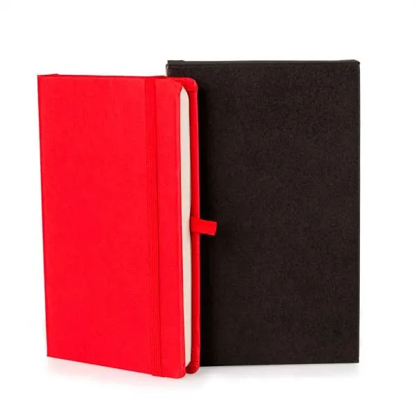 Caderno para anotações vermelho com capa dura. Conta com 80 folhas não pautadas, marcador de página, porta caneta e elástico para fechamento. Gramatura da folha de 70 g/m2.