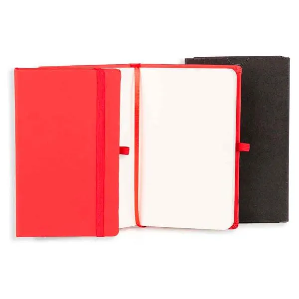 Caderno para anotações vermelho com capa dura. Conta com 80 folhas não pautadas, marcador de página, porta caneta e elástico para fechamento. Gramatura da folha de 70 g/m2.