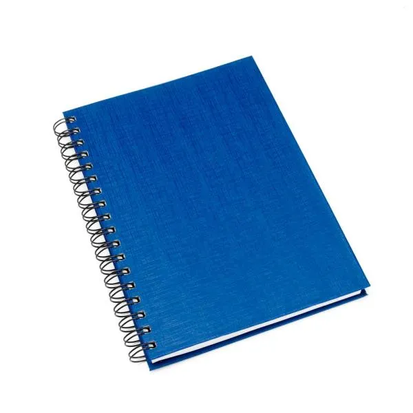 Caderno para anotações wire-o azul com capa dura revestida em percalux linho. Conta com folha para dados pessoais, calendário e 100 folhas pautadas. Gramatura da folha de 70 g/m2