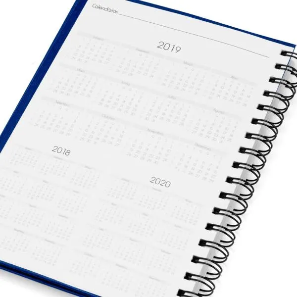 Caderno para anotações wire-o azul com capa dura revestida em percalux linho. Conta com folha para dados pessoais, calendário e 100 folhas pautadas. Gramatura da folha de 70 g/m2