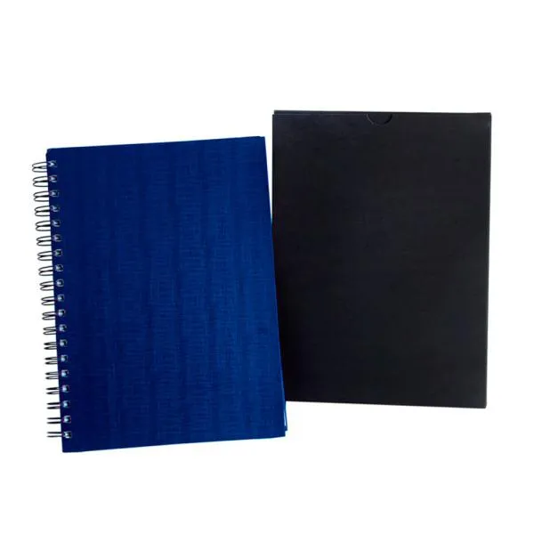 Caderno para anotações wire-o azul com capa dura revestida em percalux linho. Conta com folha para dados pessoais, calendário e 100 folhas pautadas. Gramatura da folha de 70 g/m2