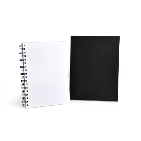 Caderno para anotações wire-o branco com capa dura. Conta com folha para dados pessoais, calendário e 100 folhas pautadas. Gramatura da folha de 70 g/m2