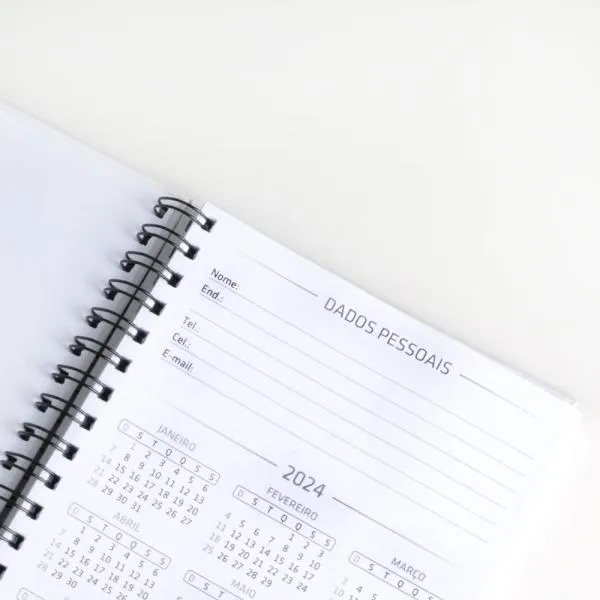 Caderno para anotações wire-o branco com capa dura. Conta com folha para dados pessoais, calendário e 100 folhas pautadas. Gramatura da folha de 70 g/m2