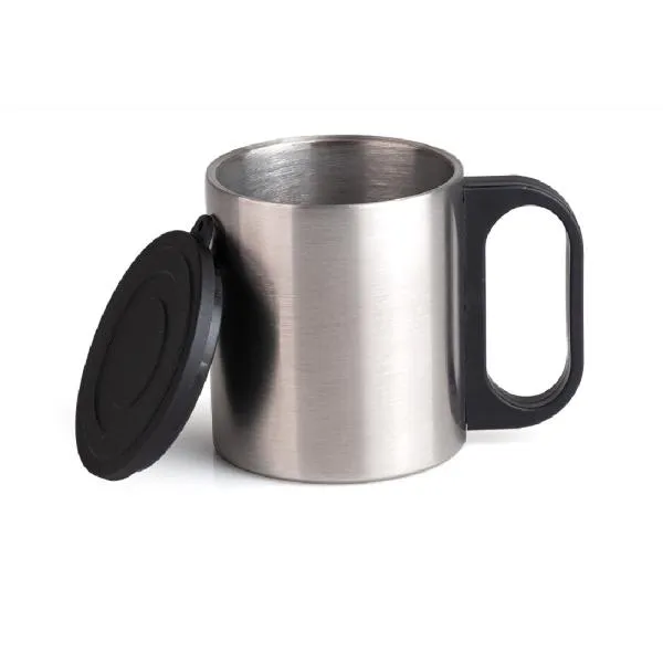 Caneca em aço inox escovado. Conta com tampa preta e alça em plástico.