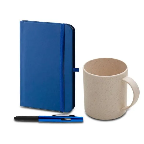 Kit composto por caneca em fibra de bambu/PP; caderno para anotações azul com capa dura e caneta esferográfica em ABS azul.