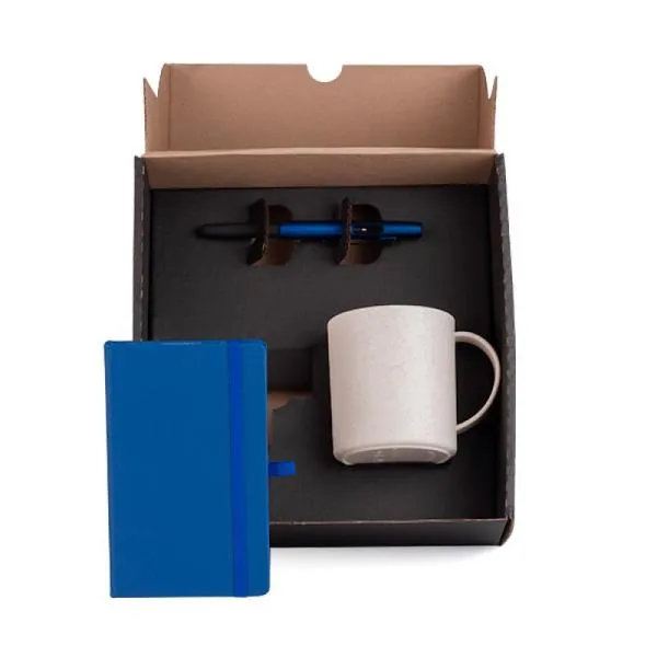 Kit composto por caneca em fibra de bambu/PP; caderno para anotações azul com capa dura e caneta esferográfica em ABS azul.