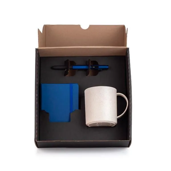 Kit composto por caneca em fibra de bambu/PP; caderno para anotações azul com capa dura e caneta esferográfica em ABS azul.