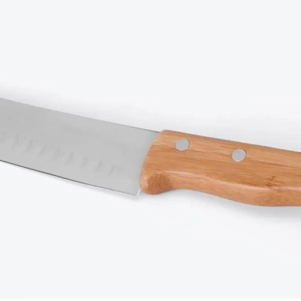 Conjunto composto por faca 8 em Madeira/Inox; faca Santoku e garfo em Bambu/Inox. Como cortesia, na faca 8 fazemos uma gravação com os cortes do boi.